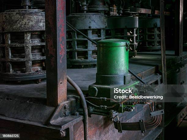Zollverein Старый Heavy Industry Отделкой — стоковые фотографии и другие картинки Индустриальный угледобывающий комплекс Золльферейн - Индустриальный угледобывающий комплекс Золльферейн, Линия электропередач, 1930