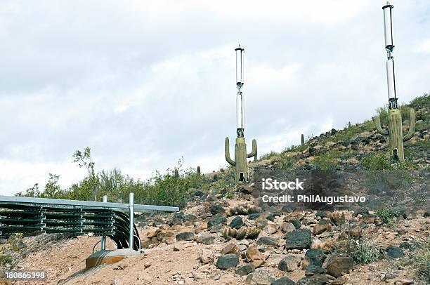 Photo libre de droit de Cellule Towers Déguisés En Cactus En Construction À Phoenix En Arizona banque d'images et plus d'images libres de droit de Accessoire de déguisement