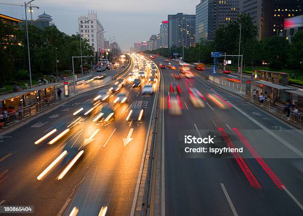 Tráfico De La Ciudad De Noche Foto de stock y más banco de imágenes de Aire libre - Aire libre, Anochecer, Asia