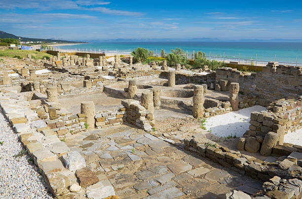 Ruínas Romanos da Antiguidade no seashore - fotografia de stock
