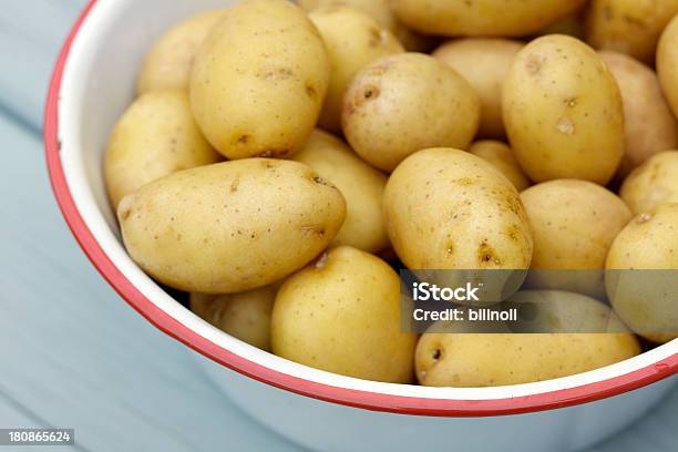 Cru Pequenas Batatas Na Tigela De Metal Sobre A Mesa De Madeira - Fotografias de stock e mais imagens de Batata Yukon Gold