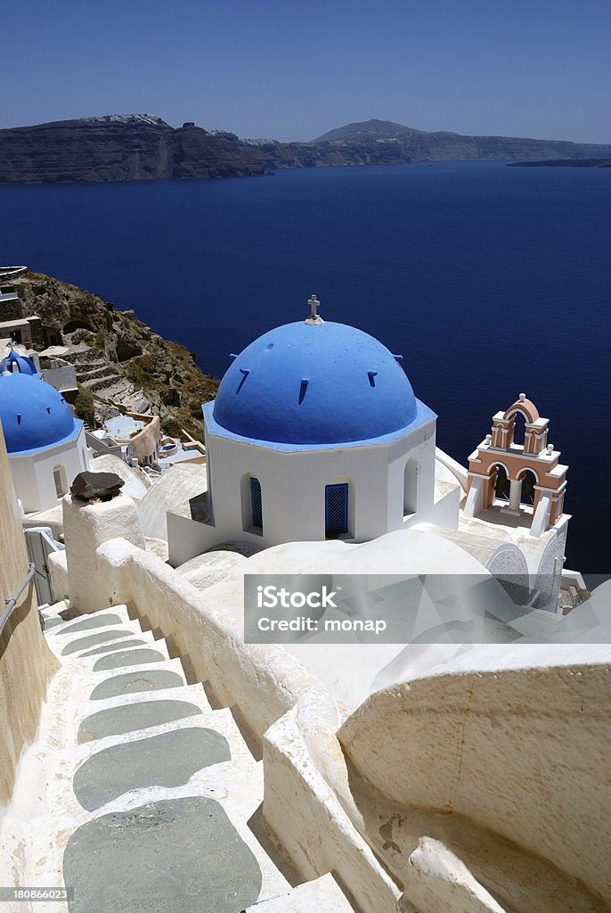 Iglesia y vista en Santorini, Grecia - Foto de stock de Acantilado libre de derechos