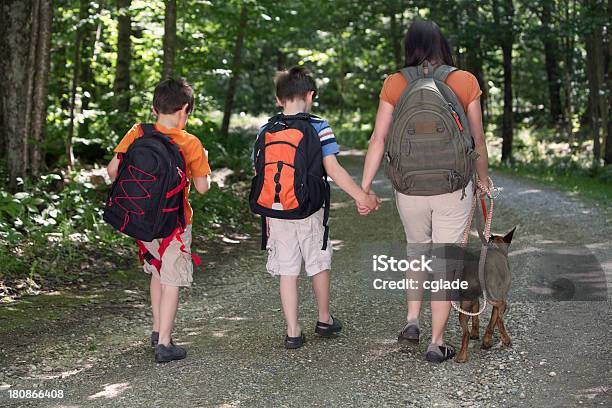 Familia Caminar Foto de stock y más banco de imágenes de 30-39 años - 30-39 años, 6-7 años, 8-9 años