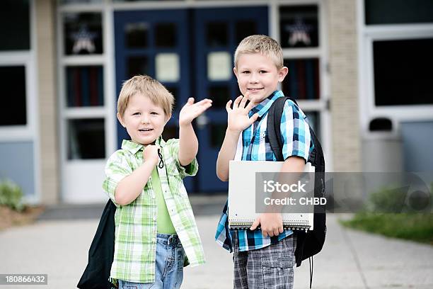 Torna A Scuola - Fotografie stock e altre immagini di 2-3 anni - 2-3 anni, 8-9 anni, Allegro