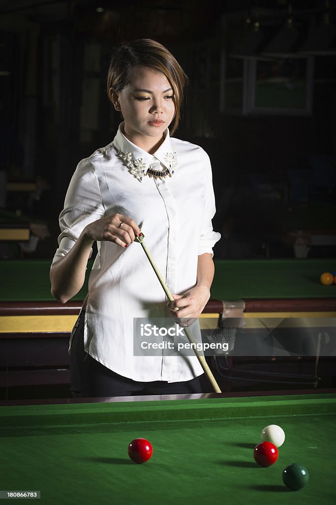 Mulher asiática Jogando Piscina - Royalty-free Adulto Foto de stock