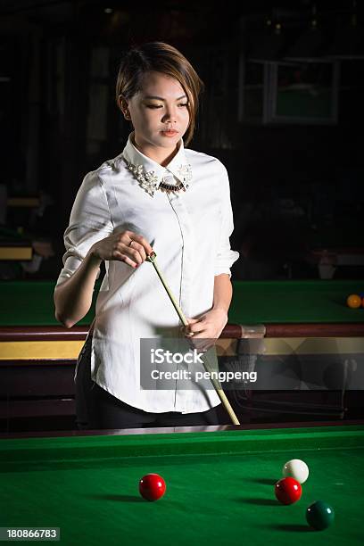 Mulher Asiática Jogando Piscina - Fotografias de stock e mais imagens de Adulto - Adulto, Asiático e indiano, Beleza