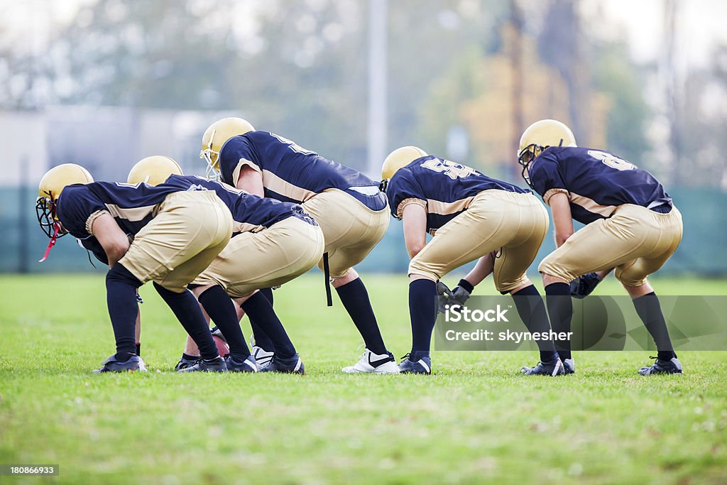 Jogadores de futebol americano de posicionamento. - Foto de stock de Linha ofensiva royalty-free