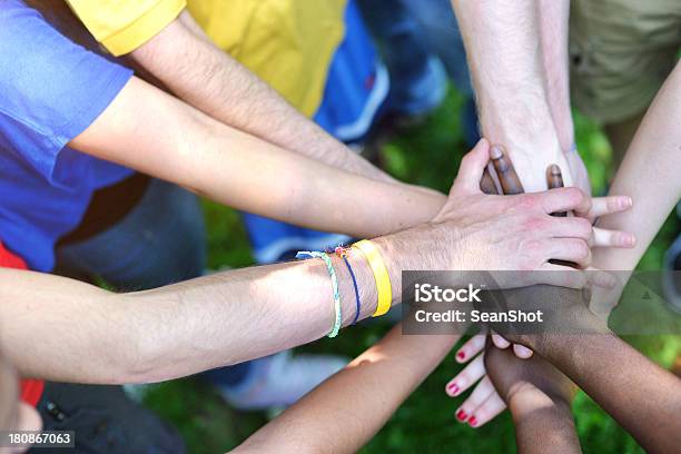 Adulto Joven Equipo Unión De Manos Foto de stock y más banco de imágenes de Adolescente - Adolescente, Estrechar las manos, Reconciliarse