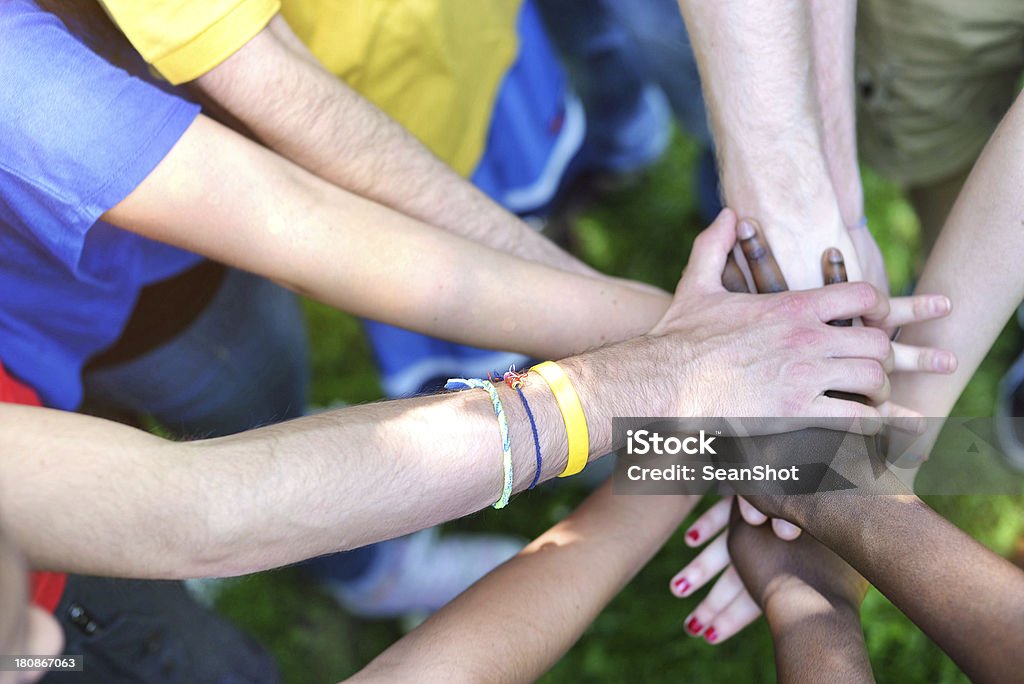 Giovane adulto team di entrare a far parte di mani - Foto stock royalty-free di Adolescente