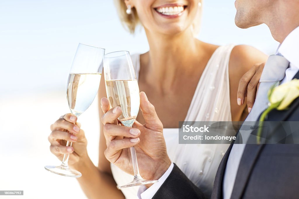 신부 및 신랑 Toasting 앨코브 해변의 플루트는 - 로열티 프리 결혼식 스톡 사진