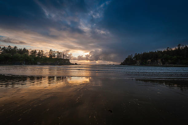 istock Pacific beach sunset surf dramatic Oregon coast USA 180867404