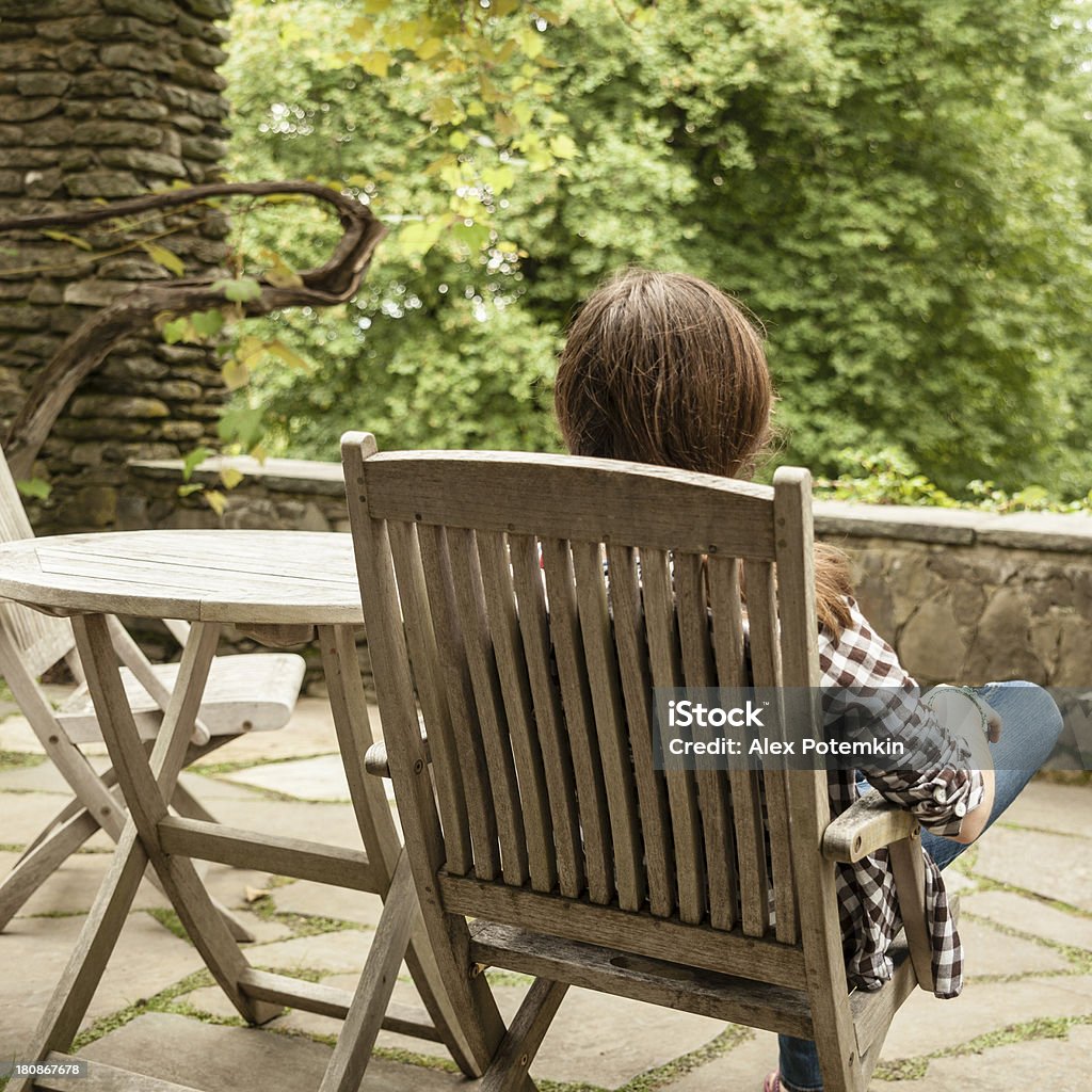 Rapariga adolescente relaxante na chaise lounge - Royalty-free 12-13 Anos Foto de stock