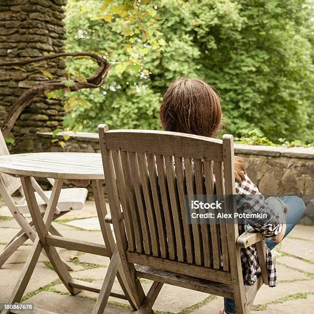 Rapariga Adolescente Relaxante Na Chaise Lounge - Fotografias de stock e mais imagens de 12-13 Anos - 12-13 Anos, 14-15 Anos, Adolescente