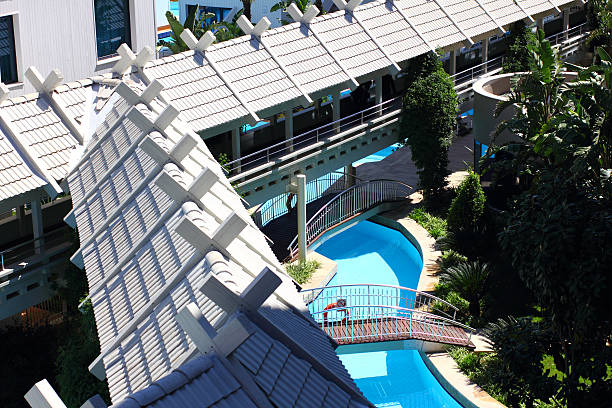 luksusowy hotel holiday - resort swimming pool swimming pool poolside curve zdjęcia i obrazy z banku zdjęć