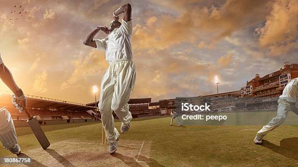 Proporcionar Un Lanzador Rápido Durante Un Partido De Críquet De Bola Foto de stock y más banco de imágenes de Críquet