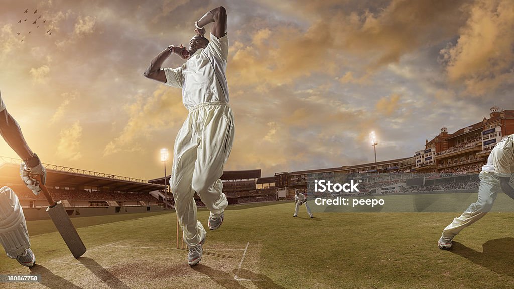 Bowler proporcionar uma rápida bola durante um jogo de críquete - Foto de stock de Críquete royalty-free