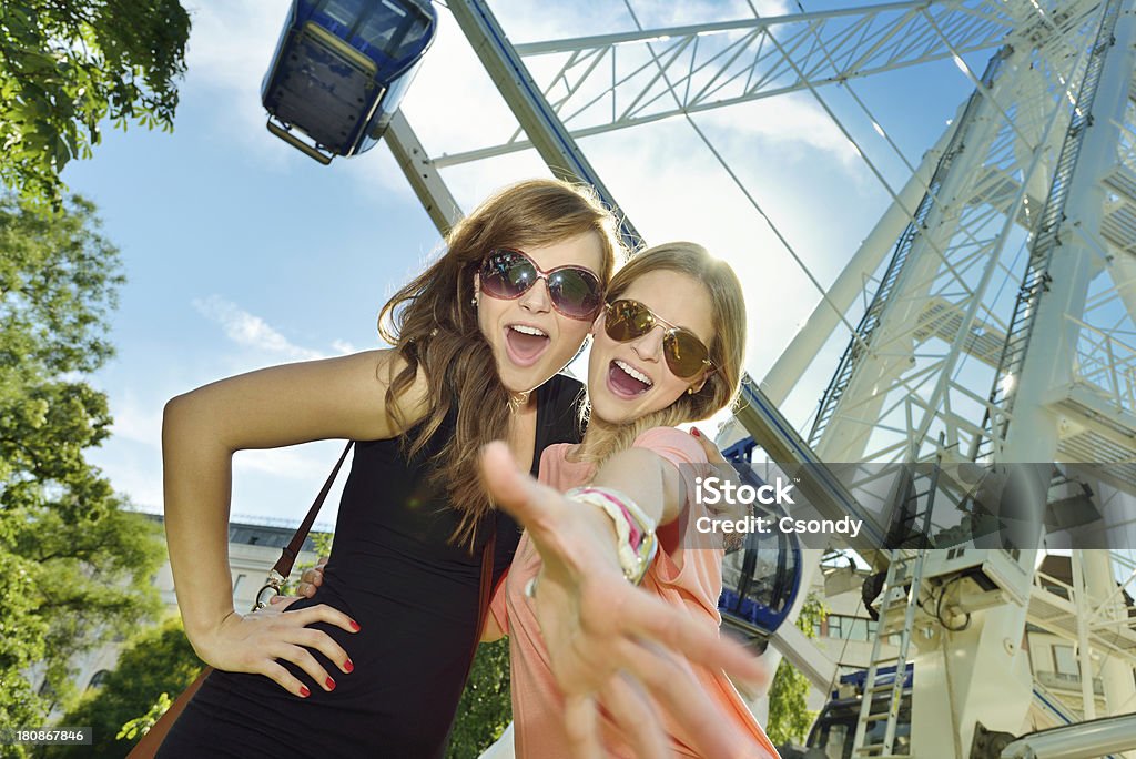 Jovem e seus amigos no parque de diversões - Foto de stock de Adolescente royalty-free