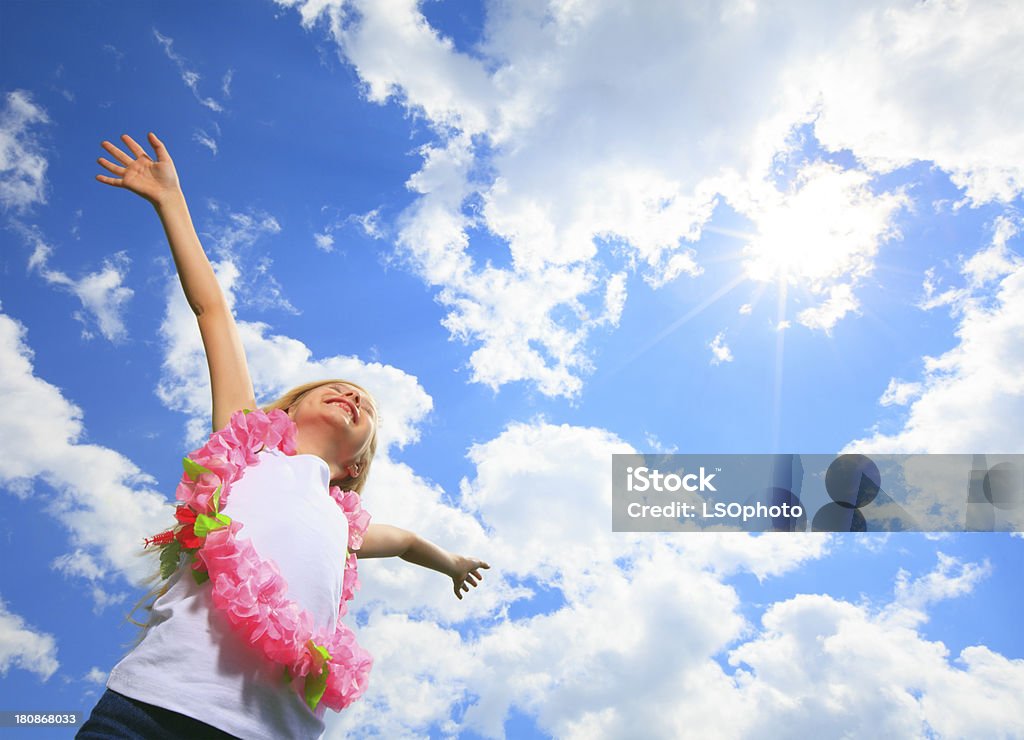 Petite fille blonde, envolez-vous - Photo de Blanc libre de droits