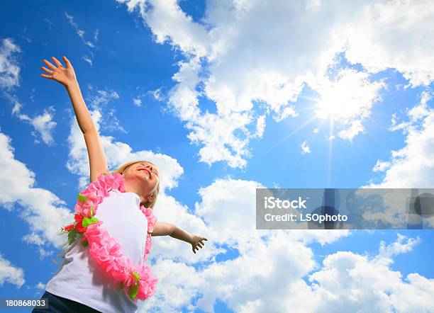 Photo libre de droit de Petite Fille Blonde Envolezvous banque d'images et plus d'images libres de droit de Blanc - Blanc, Bleu, Bonheur