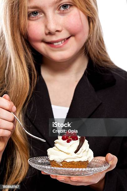 Chica Comiendo Pastel Foto de stock y más banco de imágenes de 10-11 años - 10-11 años, Adolescente, Alimento