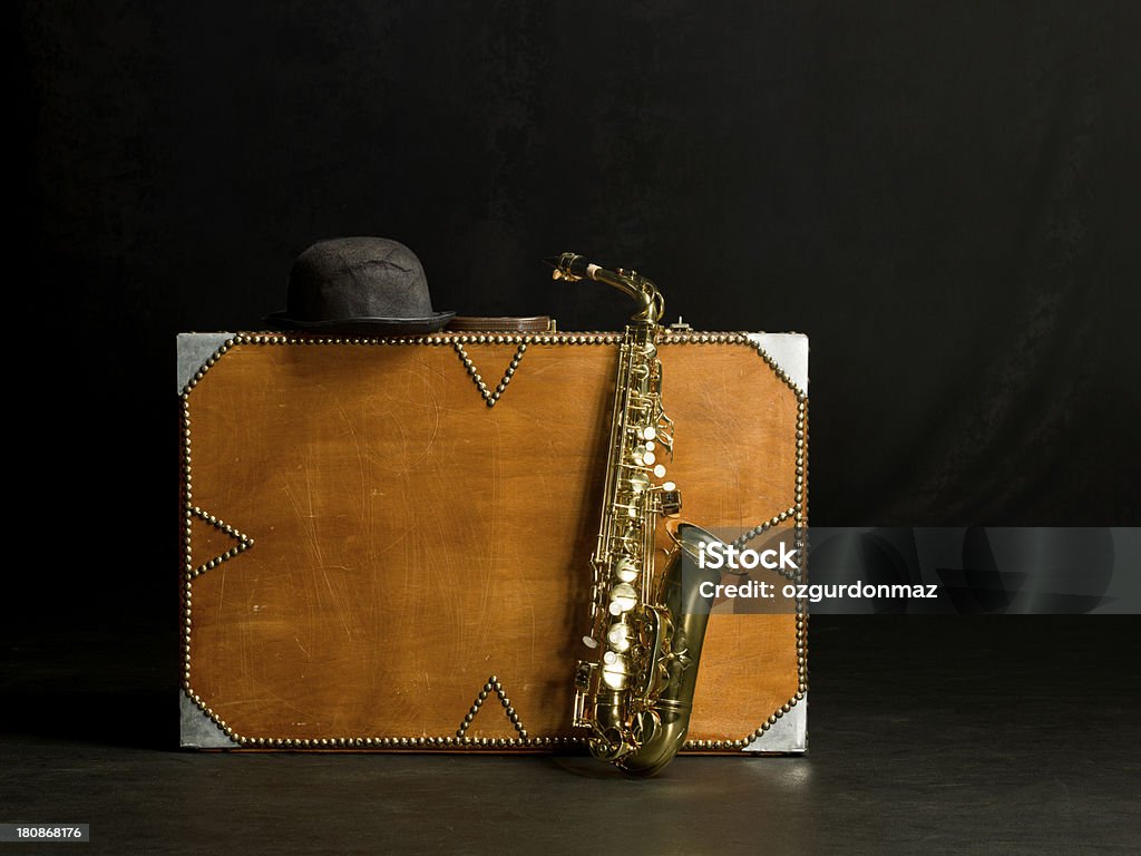음악가 여행 가방 및 색소폰 - 로열티 프리 0명 스톡 사진