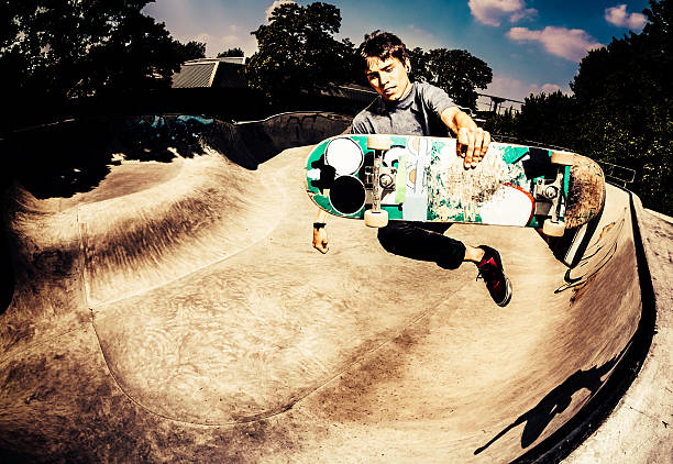 10 代の少年 midair には、スケートボード - skateboard park ramp park skateboard ストックフォトと画像