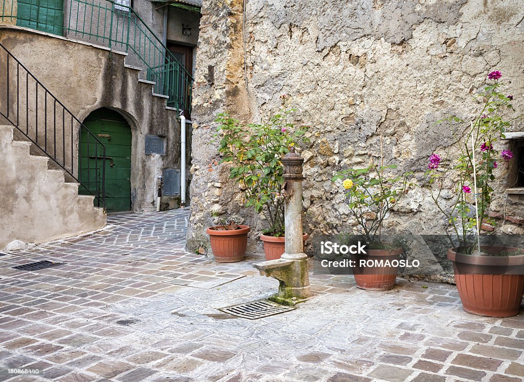 Idyllique Ruelle avec plantes en pot dans Giove, de l'Ombrie, Italie - Photo de Cache-pot libre de droits