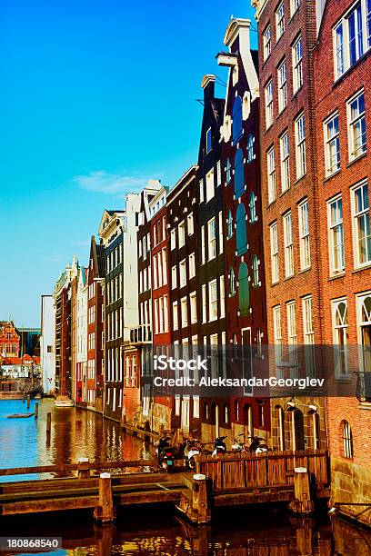 Típicas Casas Holandesas De Ámsterdam En El Centro Foto de stock y más banco de imágenes de Agua