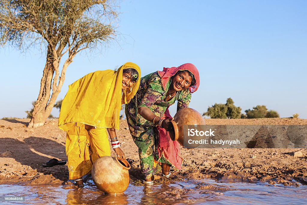 Donne indiane raccolta dell'acqua, Rajasthan - Foto stock royalty-free di Acqua