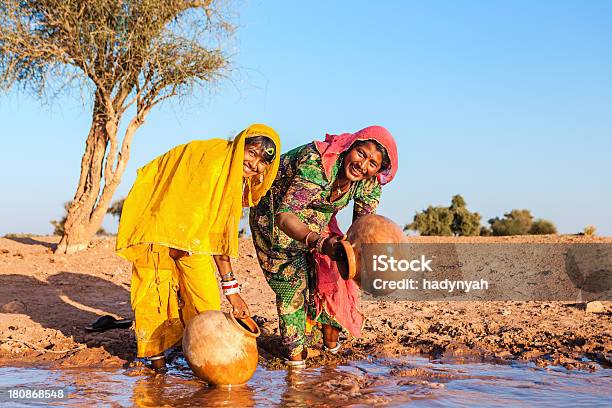 Индийские Женщины Сбора Воды Раджастхан — стоковые фотографии и другие картинки Вода - Вода, Пустыня Тар, Сбор