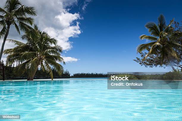 Lago Infinito Na Estância Tropical Em Dia De Sol Perfeito - Fotografias de stock e mais imagens de Ao Ar Livre