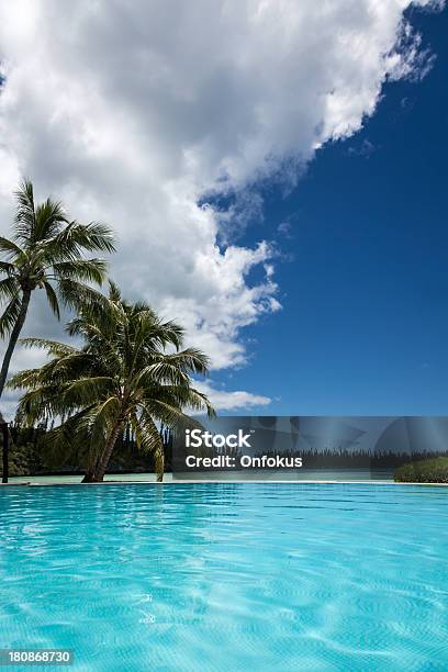 Photo libre de droit de Piscine À Débordement Du Centre De Villégiature Tropical Sur Une Belle Journée Ensoleillée banque d'images et plus d'images libres de droit de Nouvelle-Calédonie