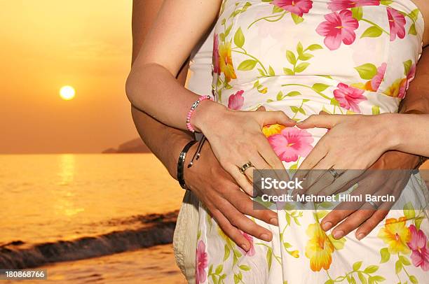 Photo libre de droit de Femme Enceinte Et Son Mari Au Coucher Du Soleil banque d'images et plus d'images libres de droit de Abdomen - Abdomen, Adulte, Amour