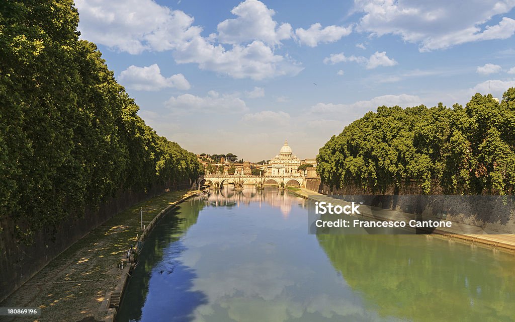 Река Тибр, ведущие к St Peter Basilica на заднем плане - Стоковые фото Архитектура роялти-фри