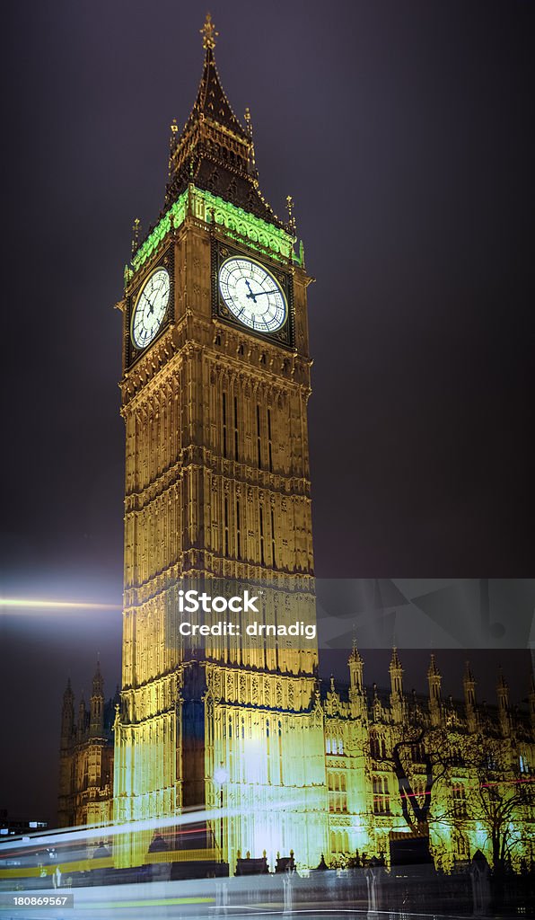 Big Ben, iluminada à noite - Foto de stock de Alto - Descrição Geral royalty-free