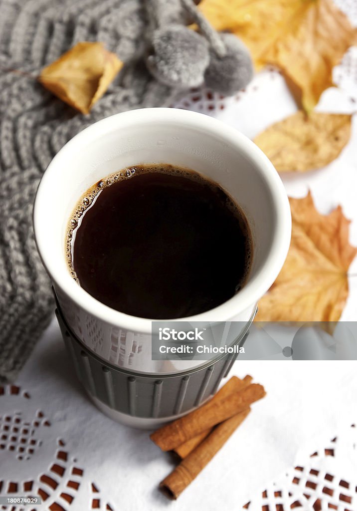 秋の朝のコーヒー - くつろぐのロイヤリティフリーストックフォト