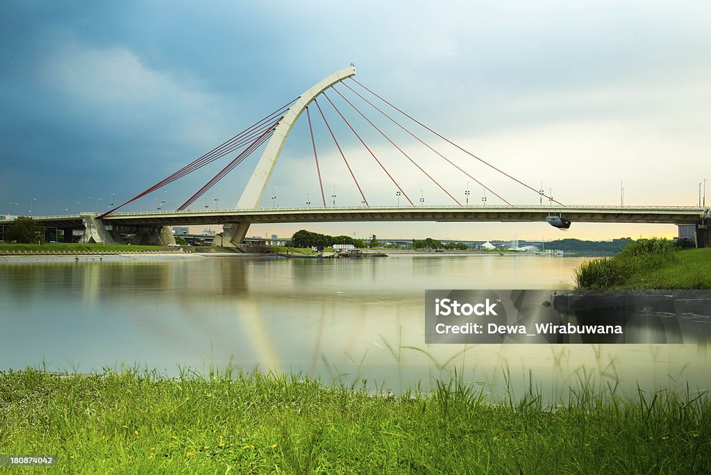 Most nad ogromny river - Zbiór zdjęć royalty-free (Bez ludzi)