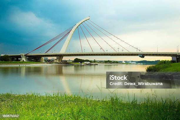 Most Nad Ogromny River - zdjęcia stockowe i więcej obrazów Bez ludzi - Bez ludzi, Bezchmurne niebo, Brzeg rzeki