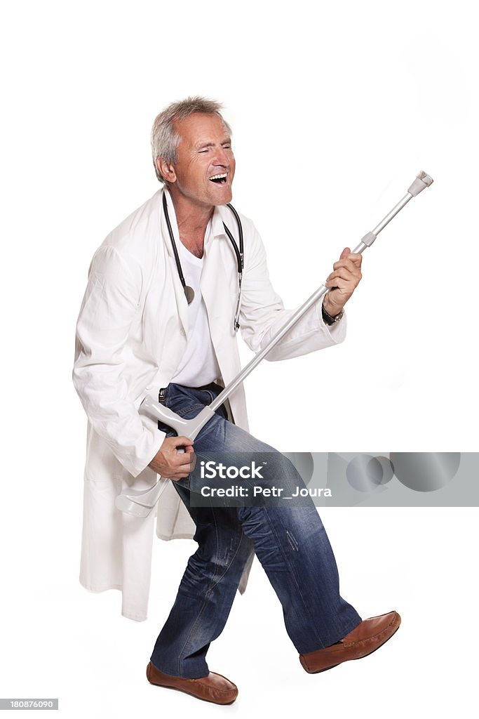 ダンス mad 医師に crutches で、白背景 - ダンスのロイヤリティフリーストックフォト