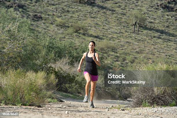 Desert Trail Run - zdjęcia stockowe i więcej obrazów Aktywny tryb życia - Aktywny tryb życia, Bieg przełajowy, Biegaczka