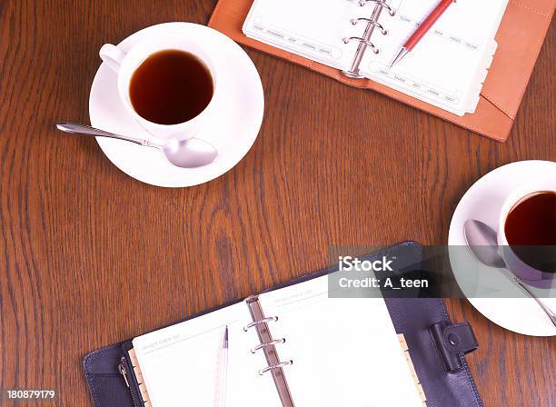 Notebook E Tazza Di Caffè - Fotografie stock e altre immagini di Accordo d'intesa - Accordo d'intesa, Affari, Agenda