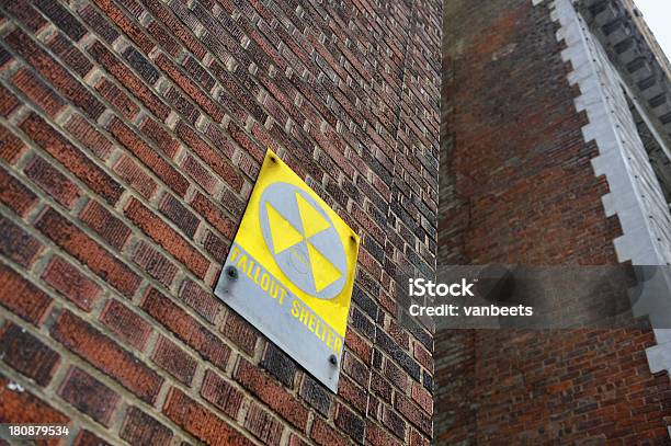 屋根にサインインしている赤レンガの壁 - 放射性降下物のストックフォトや画像を多数ご用意 - 放射性降下物, 防空壕, アメリカ合衆国