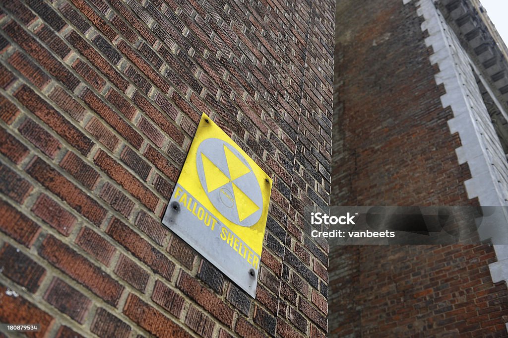 Fallout schronienia się na czerwony Mur z cegły - Zbiór zdjęć royalty-free (Opad promieniotwórczy)