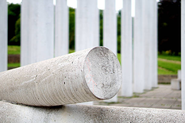 colonne bianche in un parco - stütze foto e immagini stock