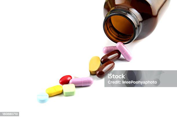 錠剤多くの色の横のボトルます - カプセル剤のストックフォトや画像を多数ご用意 - カプセル剤, コンピュータ, サプリメント