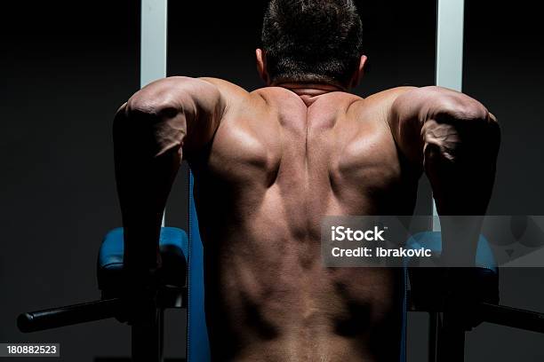 Foto de Jovem Macho Fazendo Exercícios De Peso Pesado Bodybuilder e mais fotos de stock de Academia de ginástica