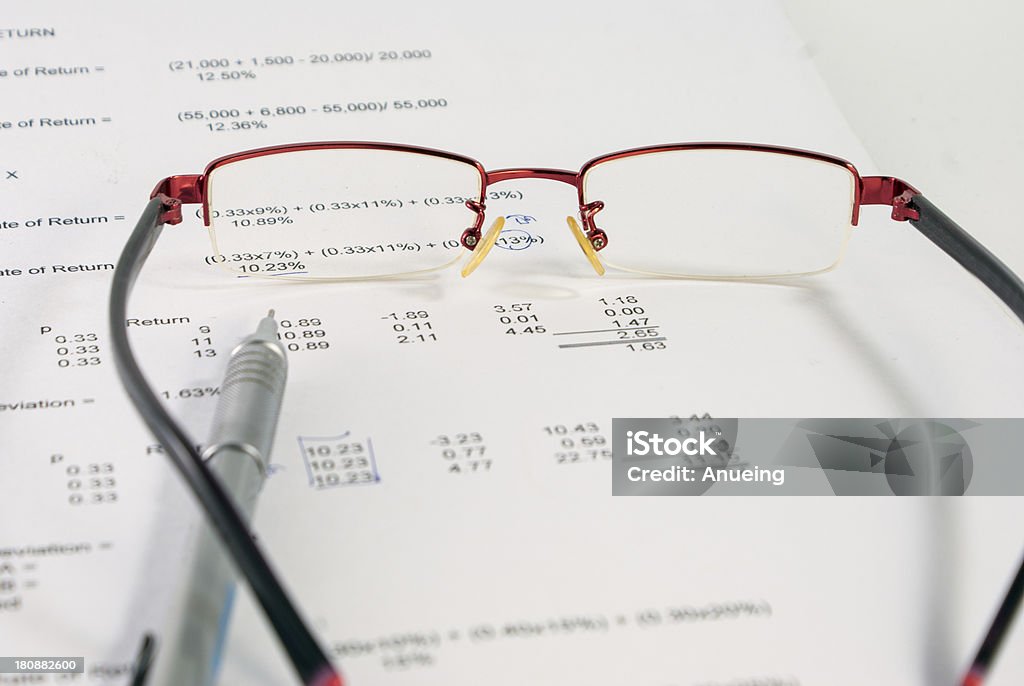 eyeglasses und Bleistift auf Dokument - Lizenzfrei Alter Erwachsener Stock-Foto