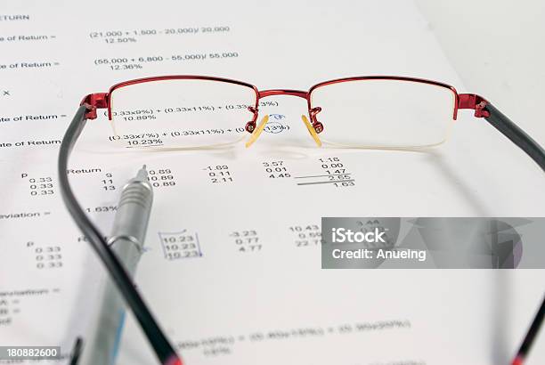 Eyeglasses Und Bleistift Auf Dokument Stockfoto und mehr Bilder von Alter Erwachsener - Alter Erwachsener, Auge, Bankgeschäft