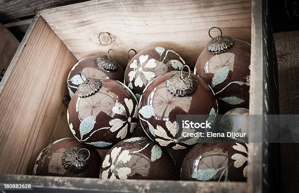 Bolas De Natal Vintage Decorado Com Flores Em Caixa De Madeira - Fotografias de stock e mais imagens de Antigo