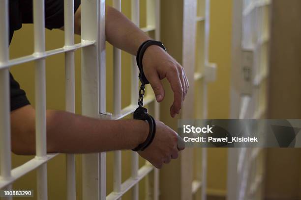Die Gefangener Sorge Über Die Kriminell Verhalten Hinter Einem Gittermuster Stockfoto und mehr Bilder von Abwarten